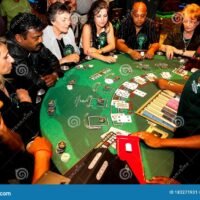 persona-jugando-al-blackjack-en-casino-real