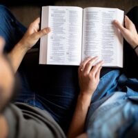 persona-leyendo-la-biblia-con-devocion