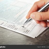 persona-llenando-formulario-de-declaracion-de-impuestos