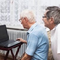 persona-mayor-aprendiendo-a-usar-una-computadora