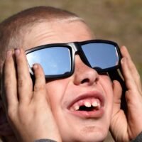 persona-observando-eclipse-solar-con-gafas-especiales