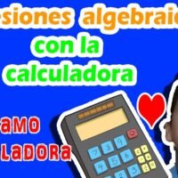 persona-resolviendo-una-expresion-algebraica-en-calculadora