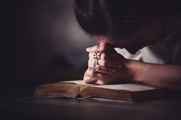 Cómo rezar el rosario cuando estás solo: Guía práctica