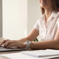 persona-trabajando-en-casa-con-laptop