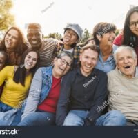 personas-de-diferentes-edades-colaborando-juntas
