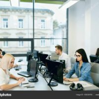 personas-trabajando-en-una-oficina-moderna