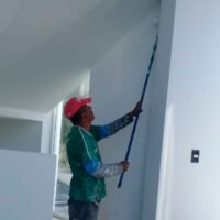 pintor-trabajando-en-una-casa-en-mexico