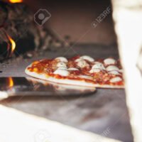pizza-casera-horneandose-en-horno-a-lena