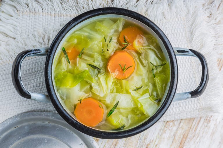 Cómo preparar sopa de col para adelgazar fácilmente