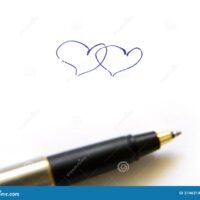 pluma-y-papel-con-corazones-dibujados