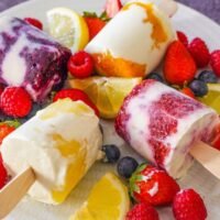 postre-de-helado-casero-con-frutas-frescas