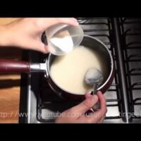 preparando-engrudo-casero-con-harina-y-agua