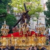 procesion-de-semana-santa-en-sevilla-espana