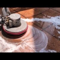 pulir-el-piso-de-ceramica-con-maquina
