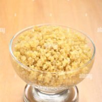 quinoa-blanca-cocinada-en-el-recipiente-de-vidrio-que-puede-comerse-como-plato-lateral-como-arroz-y-es-rica-en-proteinas-d1pr9n