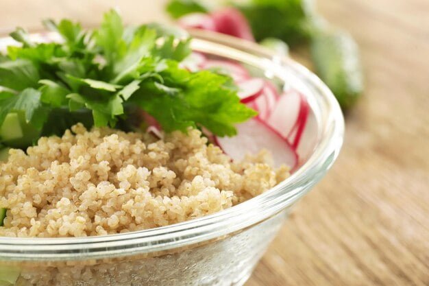 Beneficios Nutricionales de la Quinoa y Cómo Incorporarla en Tu Dieta