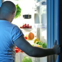 refrigerador-con-puerta-abierta-y-alimentos-descongelados