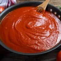salsa-de-tomate-siendo-corregida-con-azucar