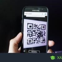 smartphone-escaneando-codigo-qr-para-wifi
