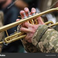 soldado-tocando-la-trompeta-en-desfile-militar