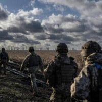 soldados-rusos-y-ucranianos-frente-a-frente