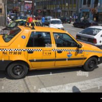 taxi-amarillo-esperando-en-la-calle