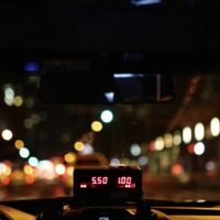 taxista-conduciendo-en-la-ciudad-de-noche