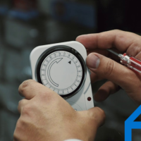 Cómo configurar un temporizador para encender y apagar luces automáticamente temporizador-programable-encendiendo-luces-en-casa
