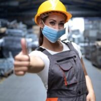 trabajadores-usando-equipos-de-proteccion-personal-epp