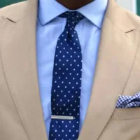 traje-y-corbata-en-tonos-neutros