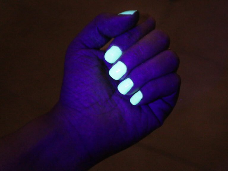 Cómo funciona el esmalte de uñas que brilla en la oscuridad
