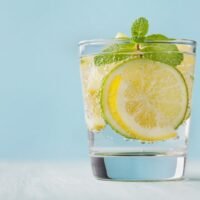 vaso-con-agua-tibia-y-limon-fresco