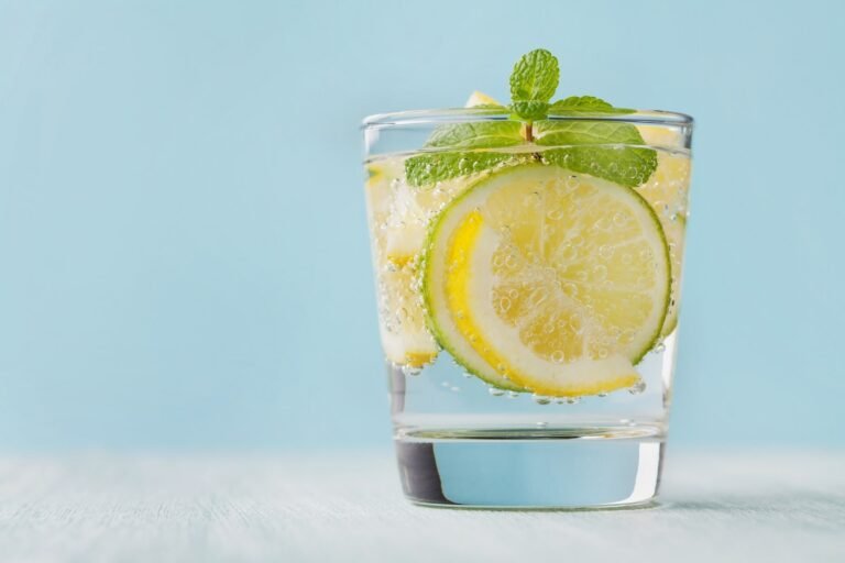 Para qué sirve el agua tibia con limón en tu salud