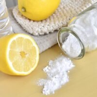 vaso-de-agua-con-limon-y-bicarbonato