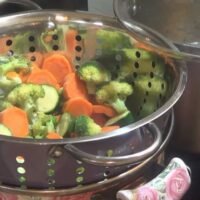 verduras-frescas-en-coccion-al-vapor-casera