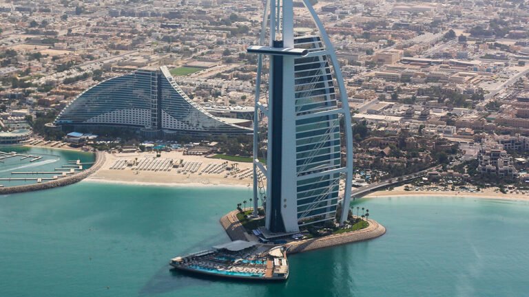Cuánto cuesta una noche en el Burj Al Arab: Tarifas y detalles