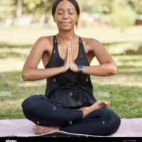 yoga-meditacion-de-la-mujer-negra-en-el-parque-y-mindfulness-zen-al-aire-libre-en-la-naturaleza-paz-energia-espiritual-y-equilibrio-de-chakras-con-el-cuidado-personal-y-el-estres-2m733a1